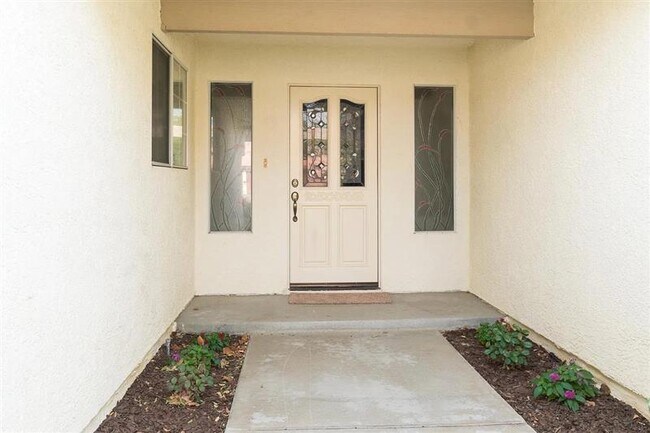 Foto del edificio - Excellent Condition, gorgeous back yard an...