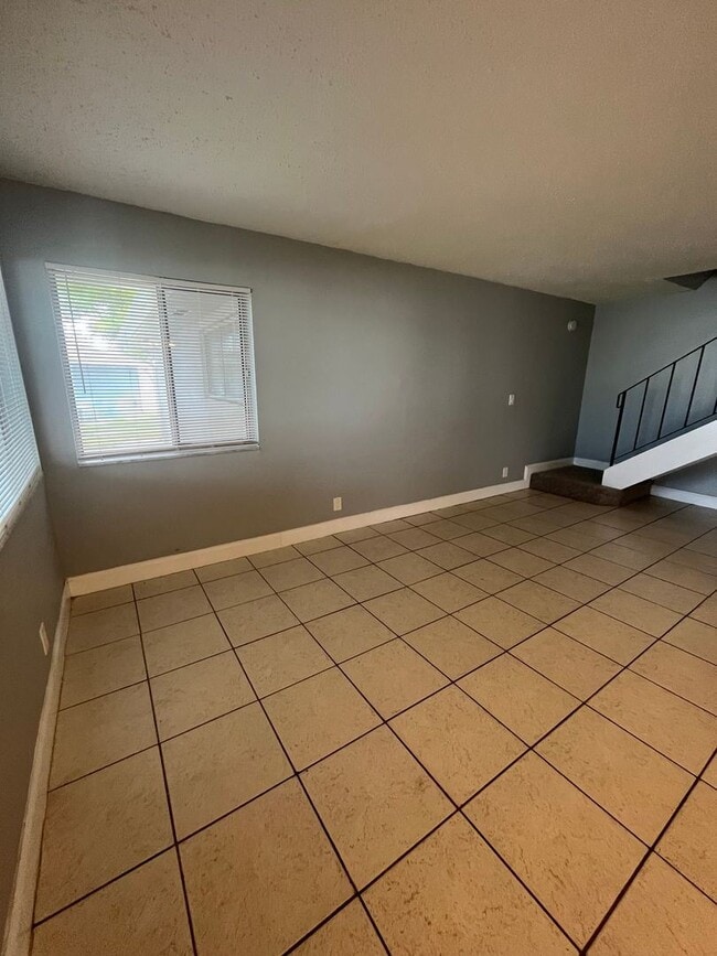Building Photo - 2 br, 1 bath House - 824 E TIFFANY DR #2