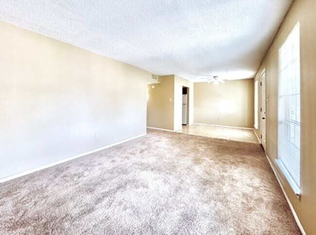 Foto del edificio - ? Freshly Painted 2-Bedroom Condo in Conco...