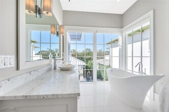 Building Photo - 982 9th Ave S