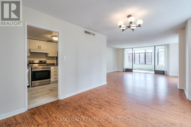 Building Photo - 135 George St S