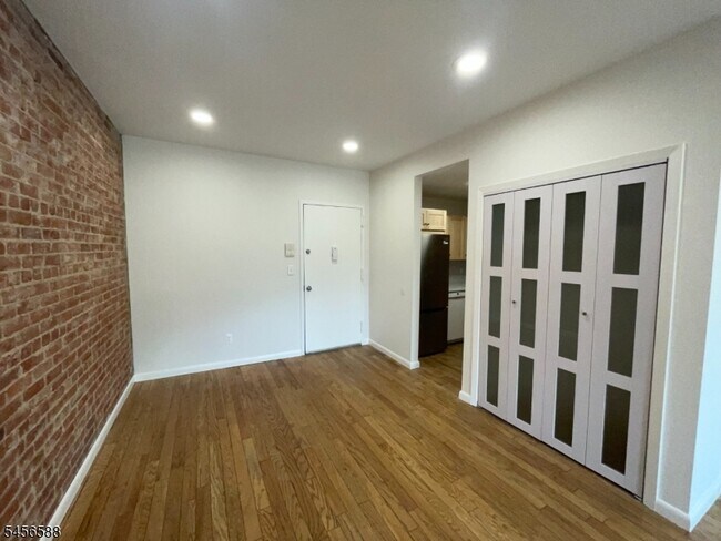 Foto del edificio - 6 E Blackwell St