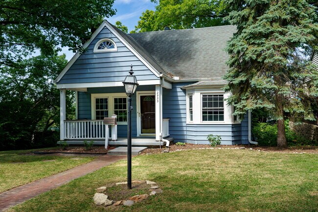 Building Photo - 2935 Glenmore Ave
