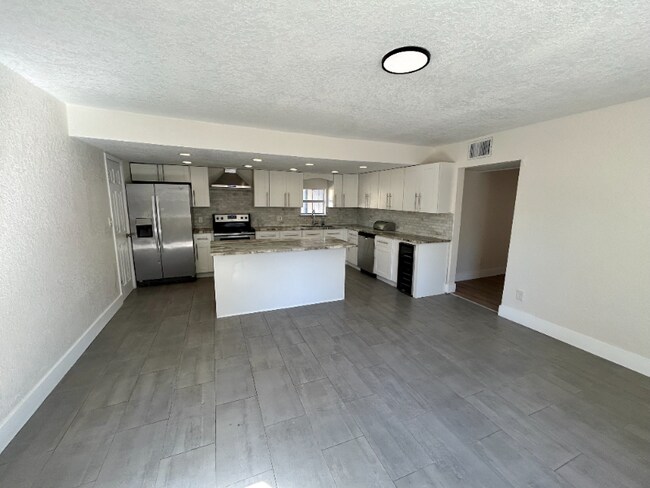 Foto del edificio - 18812 Carr Dr