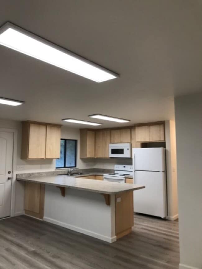 Building Photo - 747 Meadows Dr