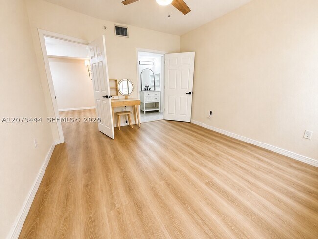 Foto del edificio - 2548 Centergate Dr