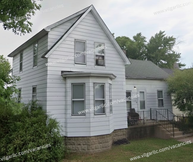 Foto del edificio - Step into comfort, convenience, and quality living in this conveniently designed 4-bedroom, 2-flo...