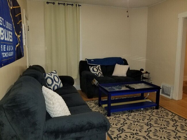 Foto del edificio - Two story home for rent.