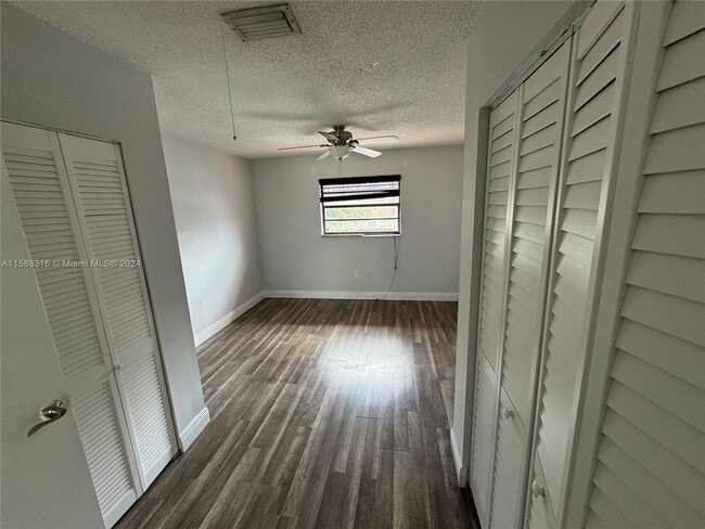Building Photo - 550 SW 115th Ave