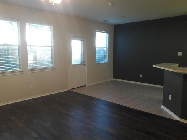 Foto del edificio - 16610 Newglen Ln