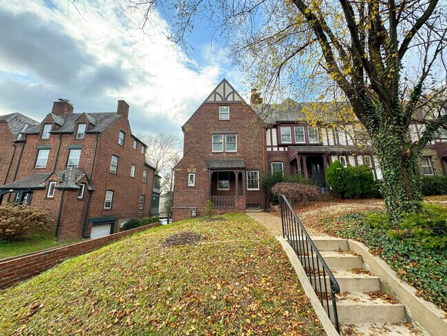 Foto del edificio - Stunning 4 Bed 3 Bath Tudor-style Brick Townhome In Desired Foxhall