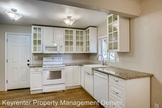Building Photo - 3 br, 1 bath House - 364 S Oak St