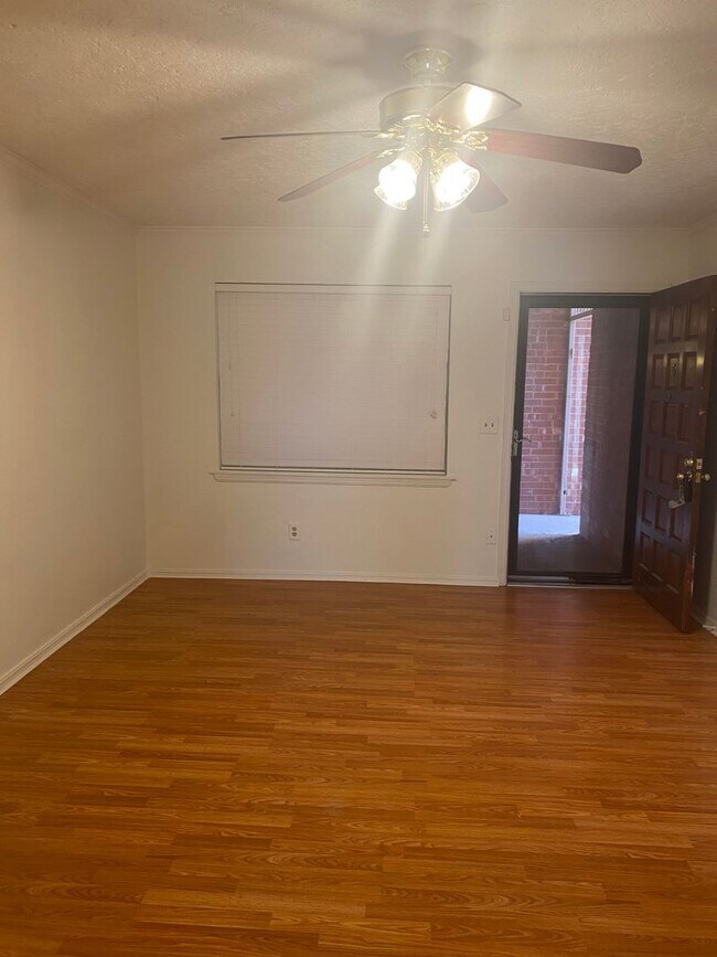Foto del edificio - Great 2 Bedroom Condo !