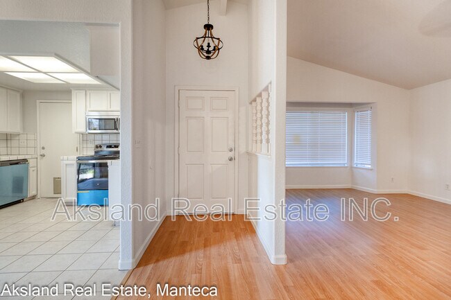 Foto del edificio - 15046 Cambridge Dr