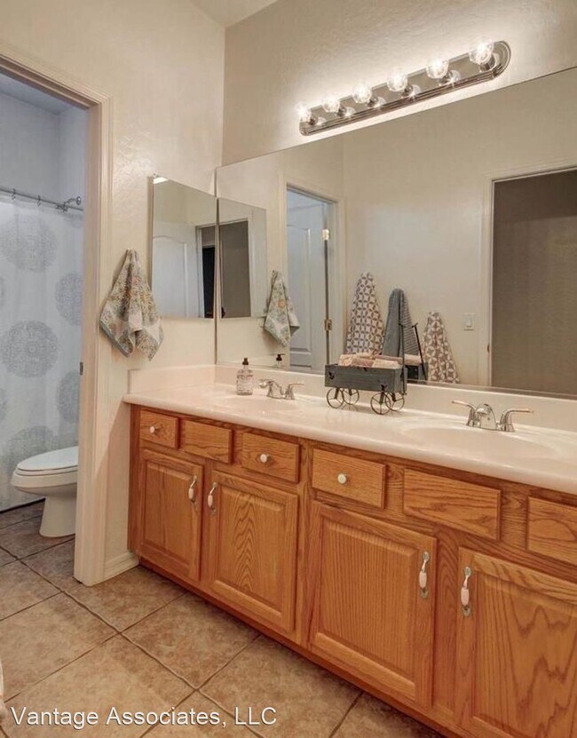 Building Photo - 5 br, 3 bath House - 635 W. LONGHORN DRIVE