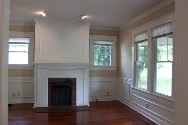 Building Photo - Bungalow Home Near Historic Area of Downtown