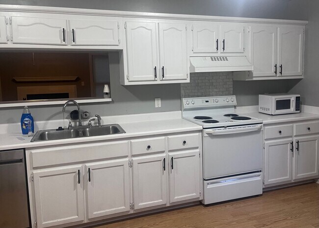Kitchen - 5534 Robmont Dr