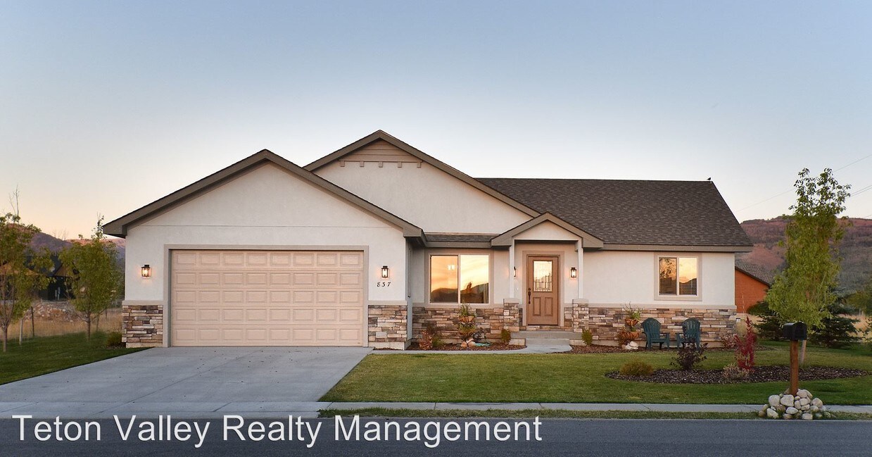 Foto principal - 837 Dusty Trail Rd