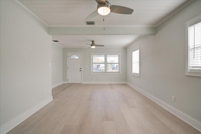 Foto del edificio - 320 NW 6th Ave