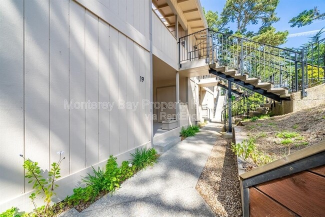 Foto del edificio - 250 Forest Ridge Rd
