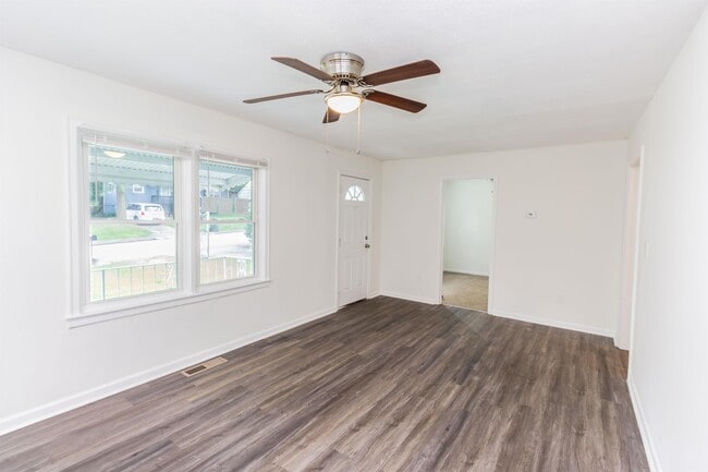 Building Photo - 231 Maple St