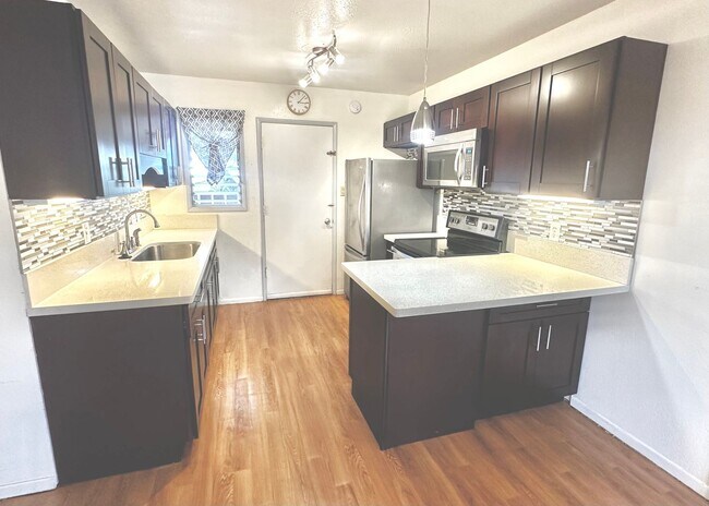 Foto del edificio - SPACIOUS TOWNHOUSE 2 BED/1.5 BATH/1 PRKG, ...