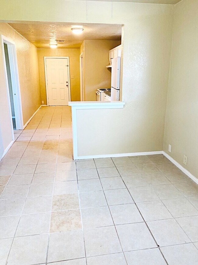Foto del edificio - 836 N Meeker Rd