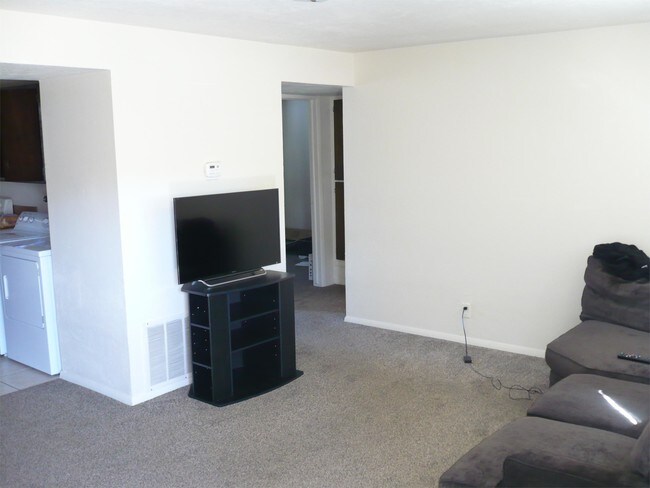 Building Photo - 3 S 400 E