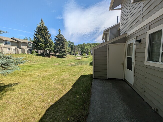 Building Photo - 2805 Lowridge Ct