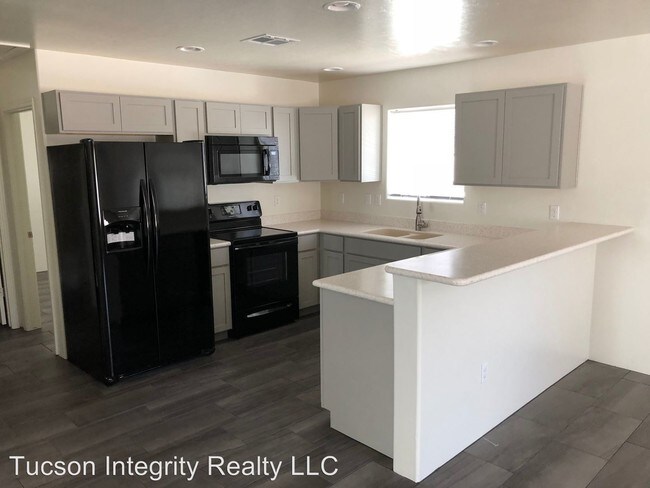 Building Photo - 4 br, 3 bath Room For Rent - 1117 E. 8th St.