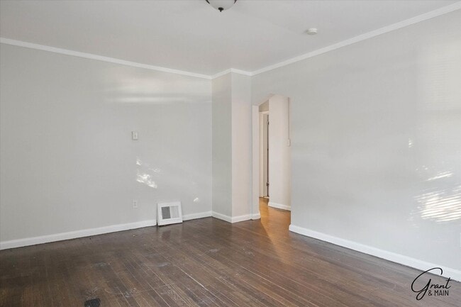 Building Photo - $1,200 -  3 bedroom Bungalow