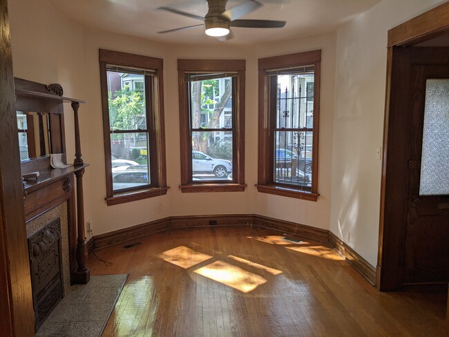 Living Room - 3733 N Greenview Ave