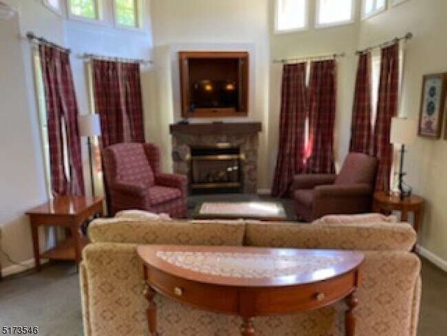 Foto del edificio - 10-11 Pine Cres-