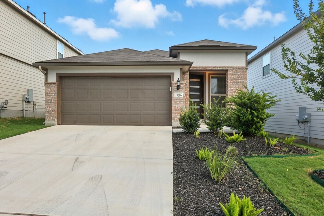 Foto principal - 3 Bedroom/2 Bath Veranda Subdivision