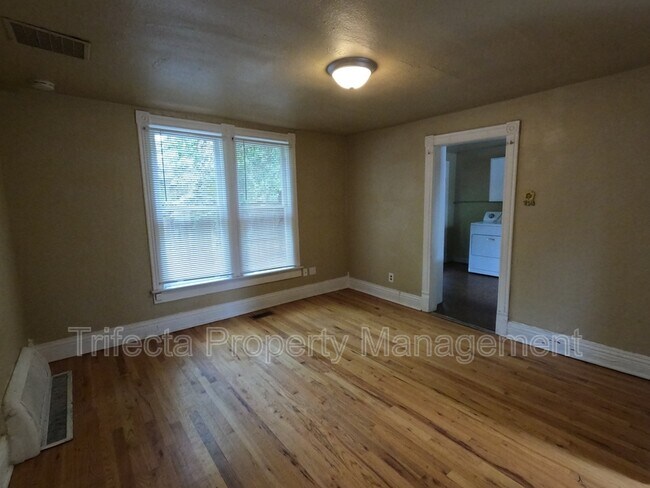 Building Photo - 336 Edwards St