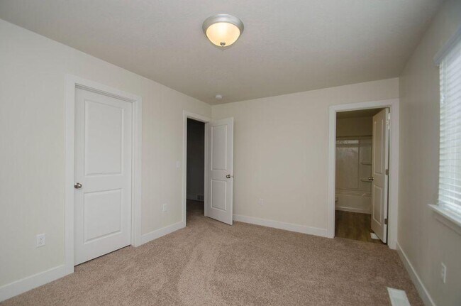 Building Photo - 1107 W 600 S
