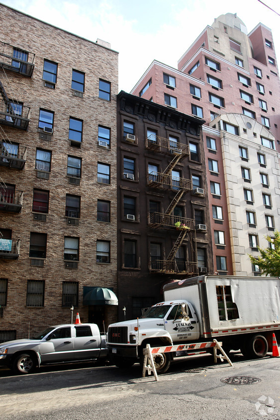 Building Photo - 523 W 49th St