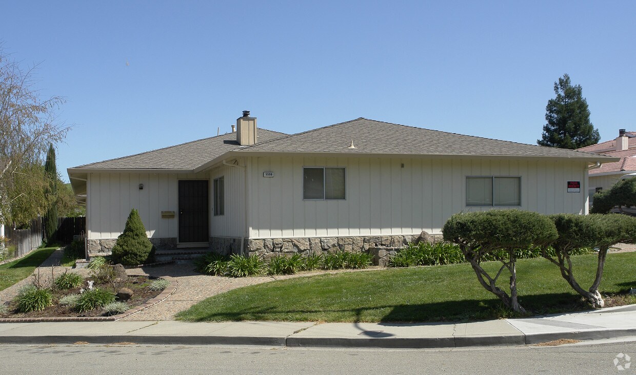 Building Photo - 5596-5598 Sonoma Dr