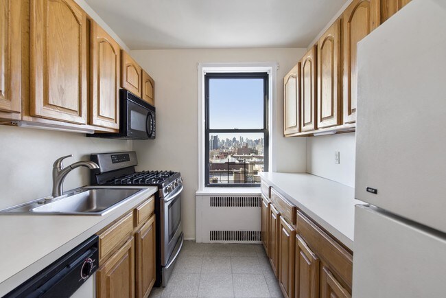 Building Photo - 25-40 31st Avenue