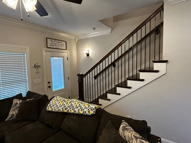 Building Photo - Very New 2 Bedroom 1.5 Bathroom Town Home ...