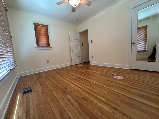 Building Photo - 4933 Aldama St