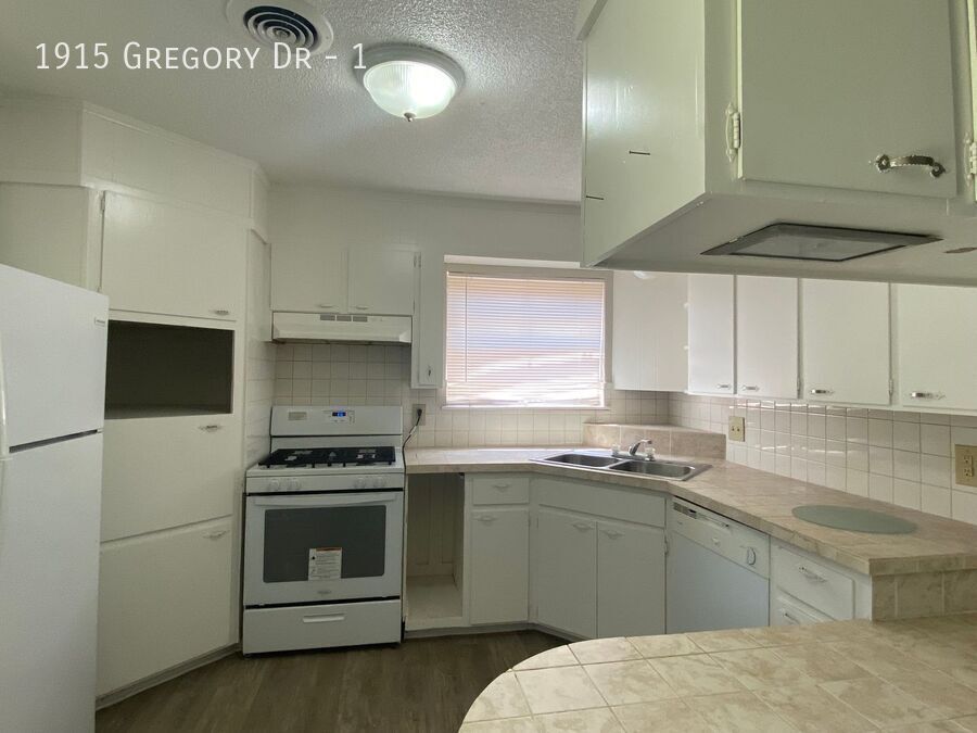 Foto principal - 1915 Gregory Dr