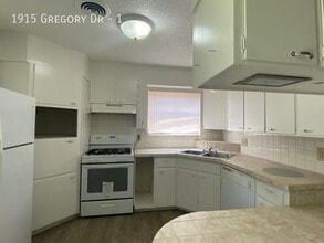 Building Photo - 1915 Gregory Dr