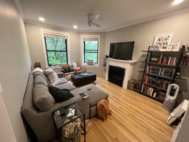 Building Photo - 836 W Lakeside Pl