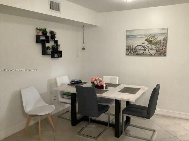 Foto del edificio - 10052 Winding Lake Rd