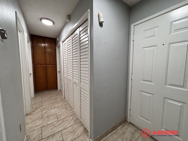 Building Photo - Cute 2 Bedroom Off Stockdale Hwy and California Ave!