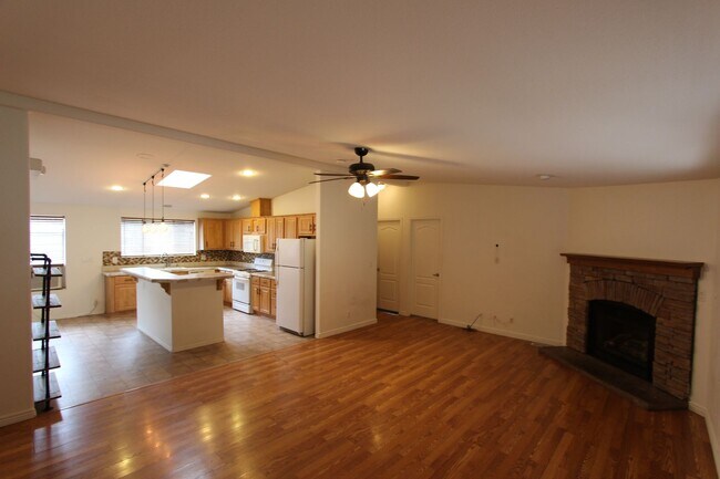 Foto del edificio - * LEASE PENDING Move-in ready Home in Railroad Springs