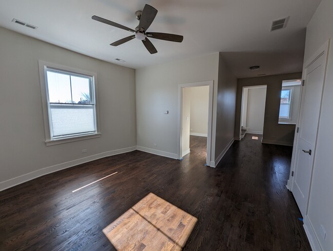 Building Photo - 4534 N Ravenswood Ave