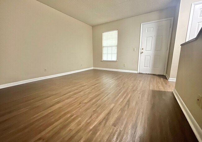 Building Photo - Lakewood Commons B205