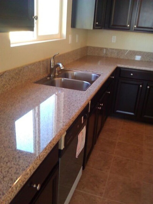 Foto del edificio - Beautiful 2014 Built Home - 5 bed 4 bath i...